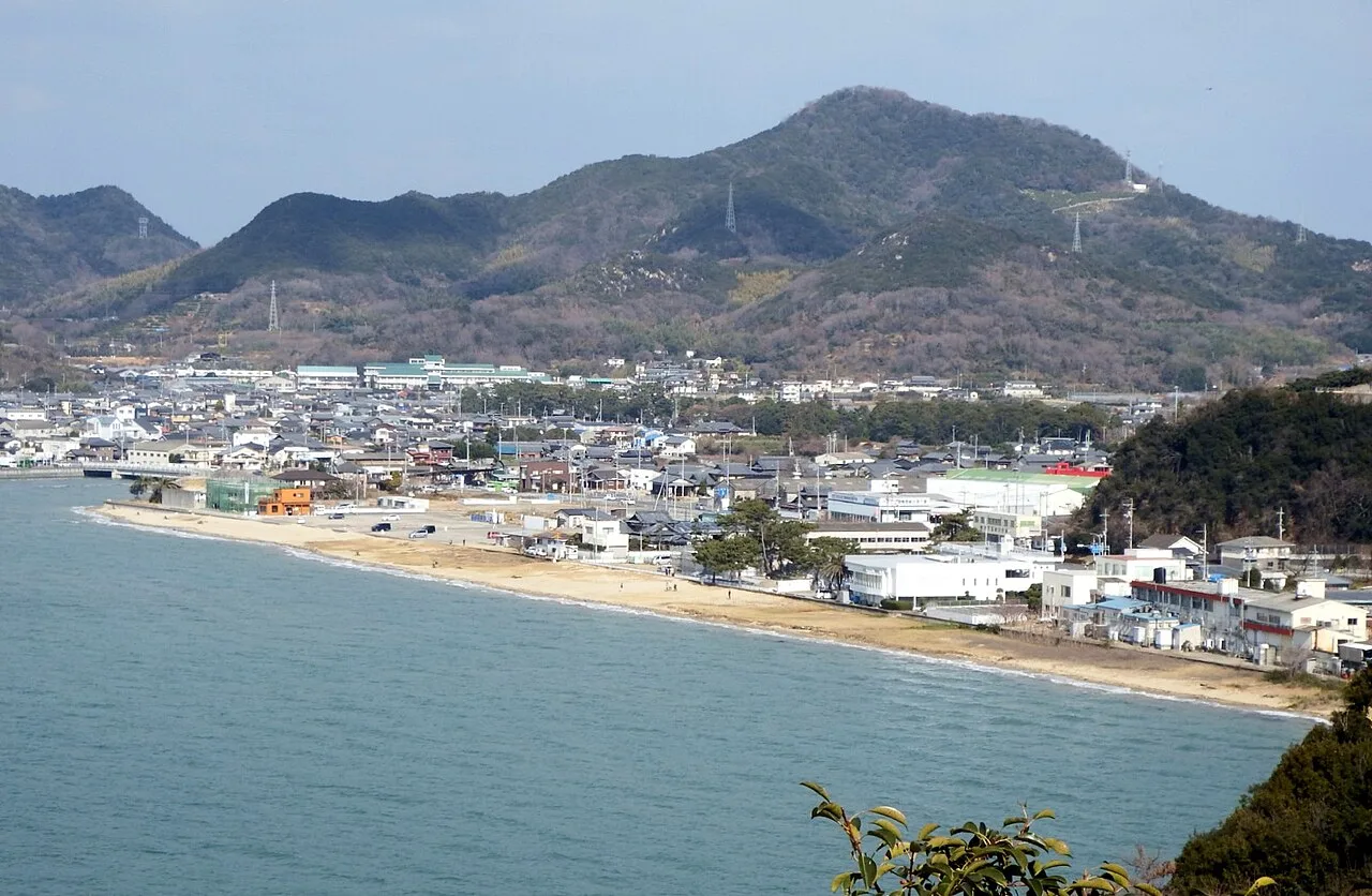 海沿いに広がる父母ヶ浜と三豊の山並み