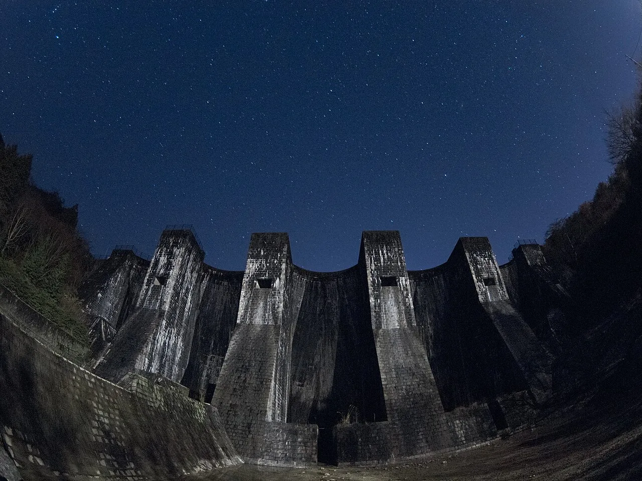 星空の下にそびえる豊稔池堰堤