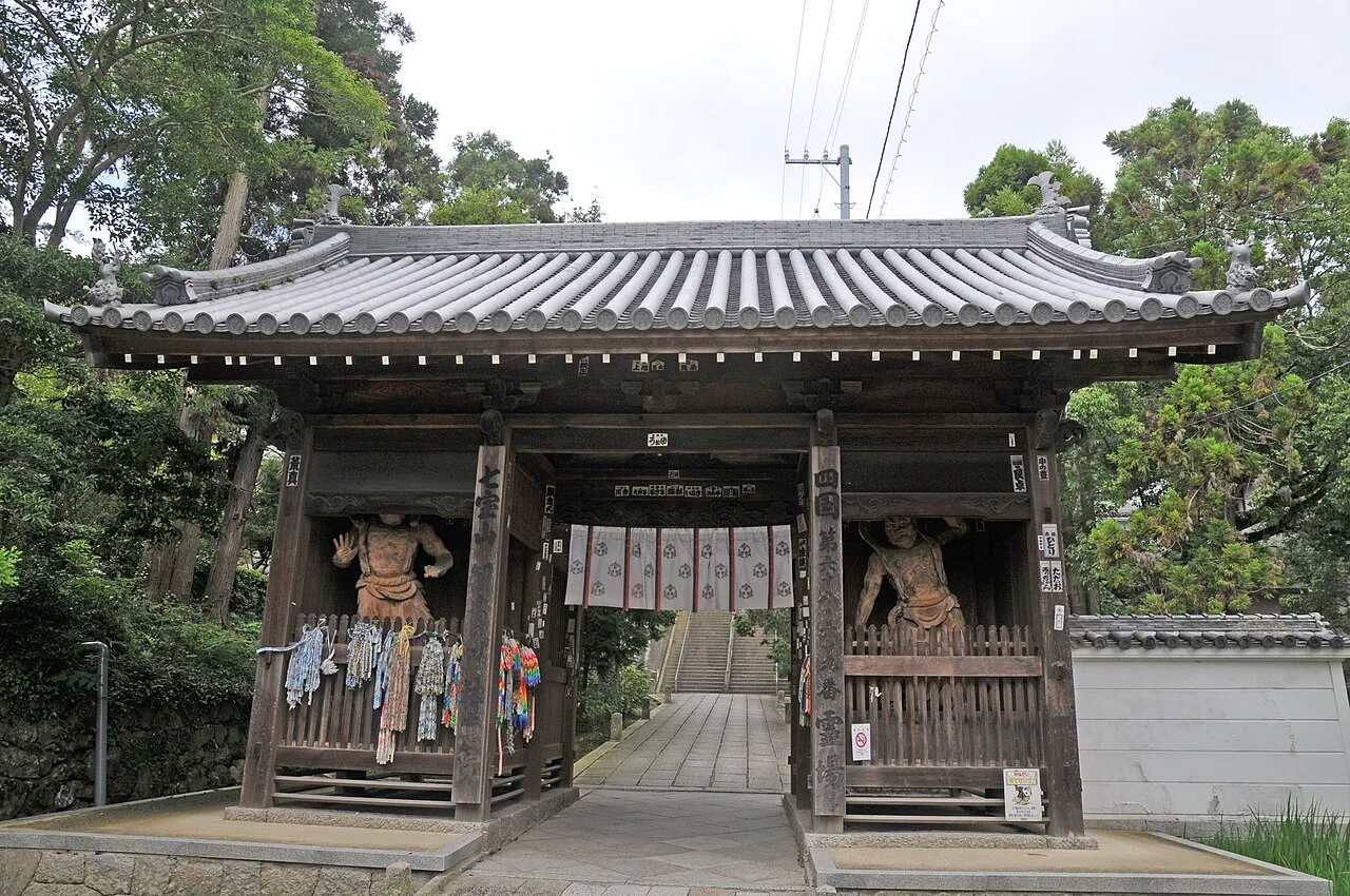 七宝山観音寺の仁王門