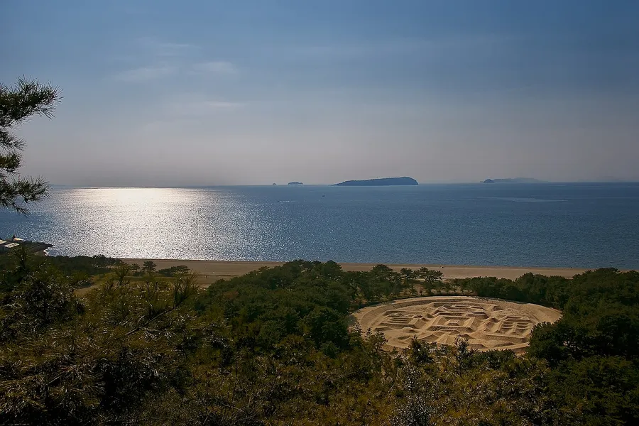 銭形砂絵の向こうに光る瀬戸内海と島々